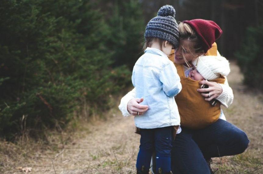 5 Cara Menjalin Kedekatan Bersama Orangtua, Ajak Bicara!