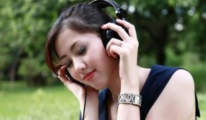 5 Manfaat Mendengarkan Lagu Galau saat Patah Hati, Gak Selalu Negatif!