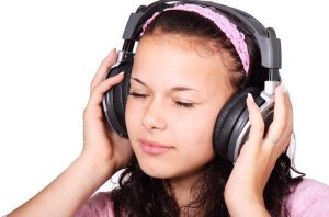  5 Manfaat Mendengarkan Lagu Galau saat Patah Hati, Gak Selalu Negatif! 