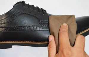 8 Cara Memperbaiki Sepatu yang Terkelupas, Mudah Dicoba!