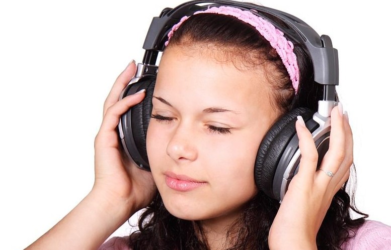 5 Manfaat Mendengarkan Lagu Galau saat Patah Hati, Tidak Selalu Negatif