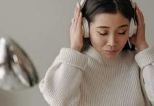 5 Manfaat Mendengarkan Lagu Galau saat Patah Hati, Tidak Selalu Negatif