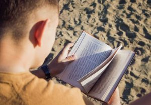 5 Manfaat Membaca Bagi Seorang Penulis, Jangan Cuma Menulis Terus!