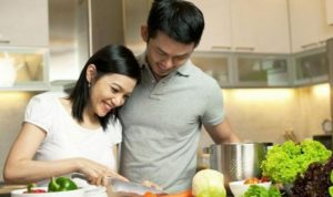 8 Manfaat Memasak dengan Pasangan yang Bikin Makin Harmonis